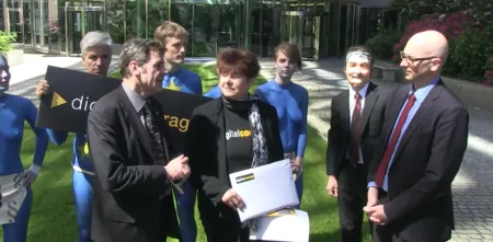 padeluun, Rena Tangens und Team überreichen einen Umschlag.