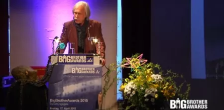 Rolf Gössner am Redepult während einer BBA-Laudatio.