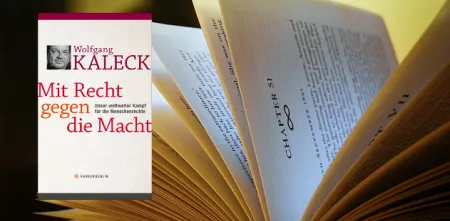 Ein aufgeschlagenes Buch von der Seite. Links das Buchcover von „Mit Recht gegen die Macht“.