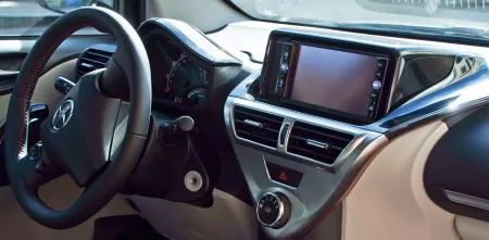 Detailaufnahme der Mittelkonsole eines Autos.