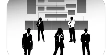 Zeichnung schwarzer Silhouetten von Männern und Frauen in Business-Kleidung in einem Raum.