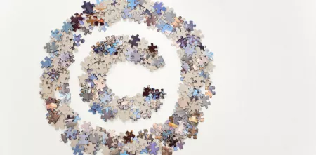 Das Copyright-Zeichen aus Puzzle-Teilen gelegt.