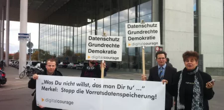 Vier Personen von Digitalcourage mit einem Banner „Was du nicht willst, das man dir tu'“ vor dem Paul-Löbe-Haus.