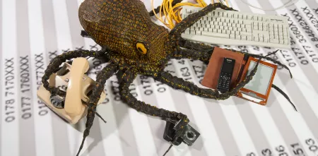 Eine Datenkrake, die in jedem Tentakel einen technischen Gegenstand hält (Tastatur, Telefon, Fotoapparat, Handy, ...).