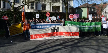 Demonstrant.innen mit einem riesigen „Freiheit statt Angst“-Banner.