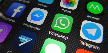 Detailaufnahme eines Smartphonebildschirms mit Apps wie Facebook, WhatsApp und Telegram.