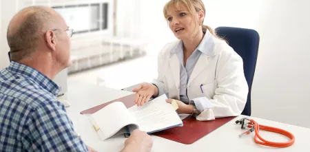 Eine Ärztin berät einen Patienten.