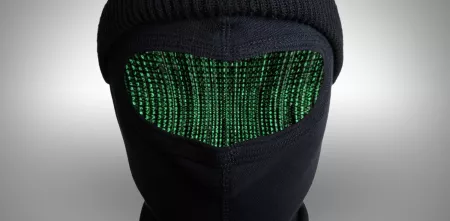 Eine Person, die eine Sturmhaube trägt. Anstelle der Augen sind Zahlencodes zu sehen.