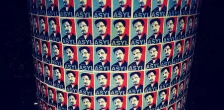Eine Säule komplett beklebt mit Edward-Snowden-Asyl-Aufklebern.