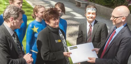 Rena Tangens überreicht eines offenen Briefs an das Innenministerium.