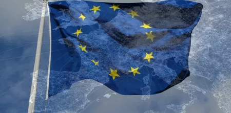 Montage: Eine halbtransparente Europakarte über einer EU-Flagge.