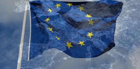Montage: Eine halbtransparente Europakarte über einer EU-Flagge.