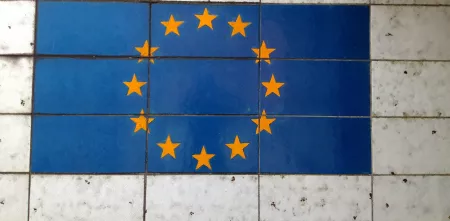 Die EU-Flagge als Grafitti auf einer Wand.