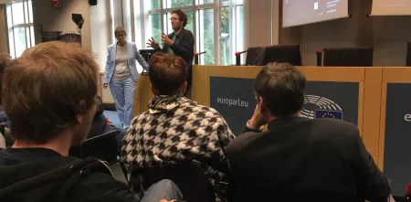 Rede während des Barcamps. Menschen im Publikum.