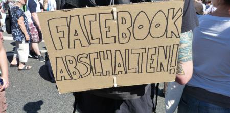 Ein Demoschild mit dem Text: „Facebook abschalten“.