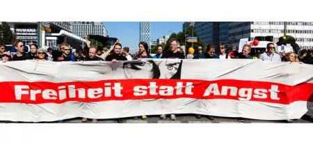 Demonstrant.innen einem riesigen „Freiheit statt Angst“-Banner.