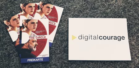 Flyer zum Kinofilm „The Circle“ neben einer Digitalcourage-Postkarte.