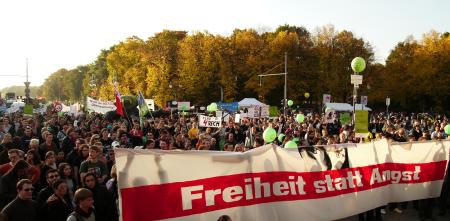 Demonstrant.innen einem riesigen „Freiheit statt Angst“-Banner.