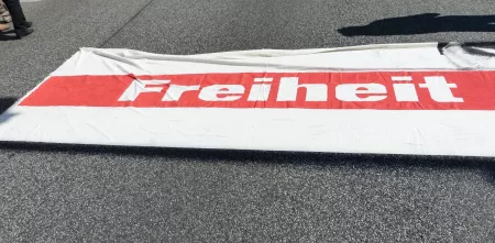 Banner, auf dem das Wort „Freiheit“ zu lesen ist.