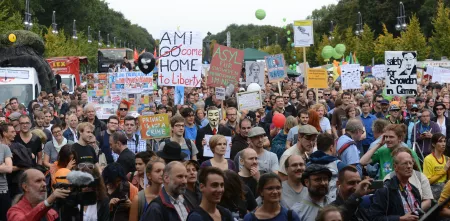 Sehr viele Aktivist.innen mit diversen Demo-Schildern.