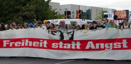 Demonstrant.innen einem riesigen „Freiheit statt Angst“-Banner.