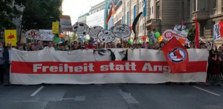 Demonstrant.innen einem riesigen „Freiheit statt Angst“-Banner.