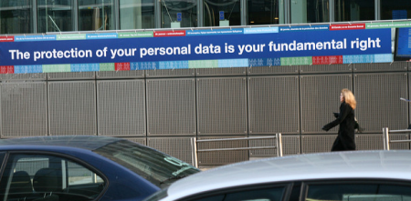 Ein Banner mit der Aufschrift: "The protection of your personal data is your fundamental right".