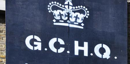 Straßenkunst: Stencil einer Krone. Darunter die Buchstaben "G.C.H.Q.".
