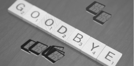 Schwarz-weiß-Bild: Das Wort "Goodbye" gelegt aus Spielsteinen. Drumherum liegen Sim-Karten.