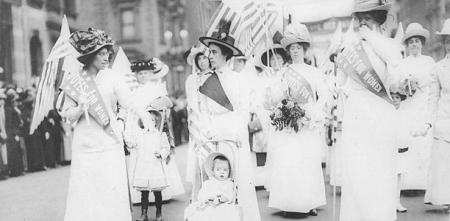 Mehrere Frauenrechtlerinnen auf einer Suffragetten-Parade in New York (schwarz-weiß)