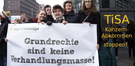 Ein Teil des Digitalcourage-Teams mit einem Banner: „Grundrechte sind keine Verhandlungsmasse“. Rechts daneben als Text: „TiSA Konzernabkommen abschaffen“.