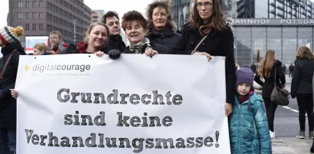 Ein Teil des Digitalcourage-Teams mit einem Banner: „Grundrechte sind keine Verhandlungsmasse!“
