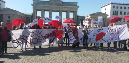 Demonstrant.innen mit Bannern vor dem Brandenburger Tor.