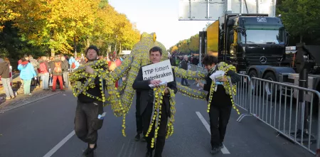 Demonstrant.innen tragen die Datenkrake. Auf einem Schild steht: "TTIP füttert Datenkraken".