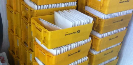 Gestapelte Postboxen mit sehr vieleb Umschlägen.