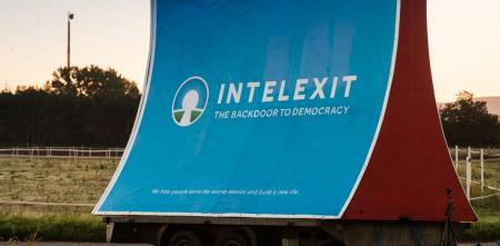 Ein Werbeplakat von Intelexit auf einem Anhänger.