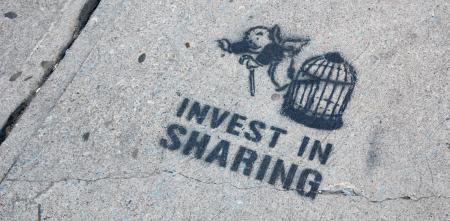 Eine Stencil, das das Bild der „Du kommst aus dem Gefängnis frei“-Karte aus dem Brettspiel Monopoly darstellt. Darunter der Spruch "Invest in sharing".