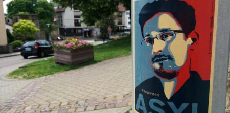 Aufkleber von Edward Snowden an einem Laternenmast.