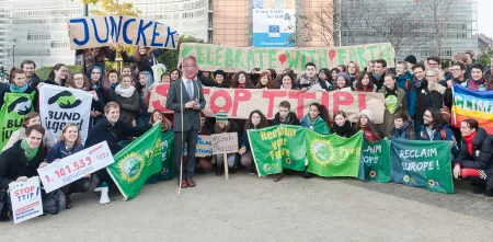 Viele Aktivist.innen mit diversen Bannern.
