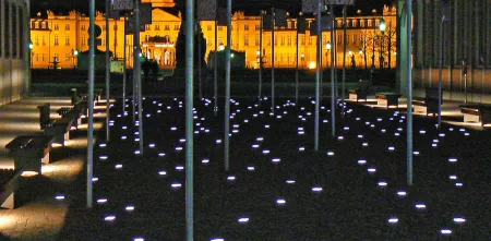 „Platz der Grundrechte“ in Karlsruhe bei Nacht.