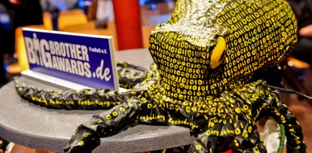 Die Datenkrake auf einem Tisch. Daneben ein Aufsteller mit dem Logo der BBAs.