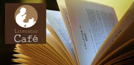 Ein aufgeschlagenes Buch von der Seite. Oben links das Logo des Literatur-Cafés.