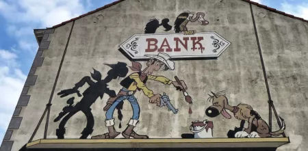 Eine Häuserwand mit einer Lucky-Luke-Malerei.