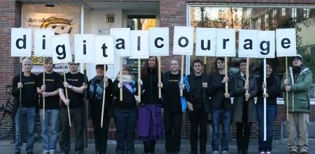 Das Team von Digitalcourage mit Schildern in der Hand, die das Wort Digitalcourage abbilden.
