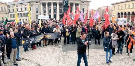 Sehr viele Demonstrant.innen mit Flaggen und Bannern.