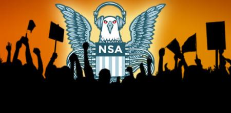 Grafik: Ein Adler mit Kopfhörern und einem NSA-Schild. Davor die Silhouette einer jubelnden Menschenmenge.
