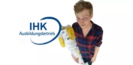 Nils Büsche mit einer Schültüte (freigestellt). Daneben das Logo der IHK.