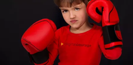 Ein Kind mit Boxhandschuhen.