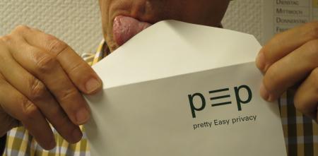 Eine Brieflasche wird angeleckt. Auf dem Brief ist das pep-Logo gedruckt (Pretty easy privacy).