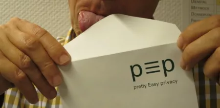 Detailaufnahme eines Briefes, der von einer Person zugeklebt wird.